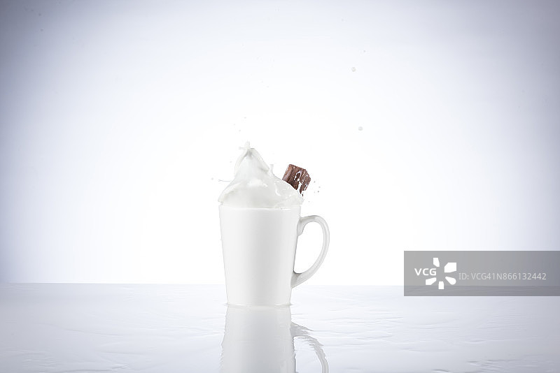 一杯牛奶中溅起一片巧克力图片素材