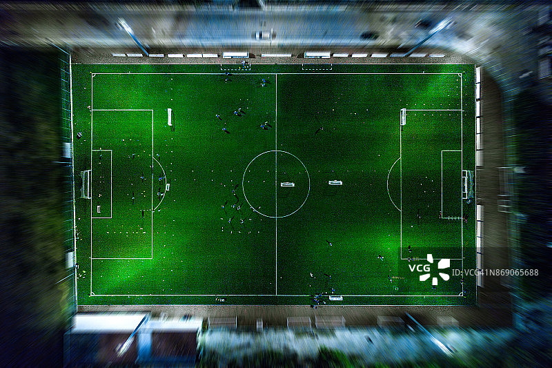 足球场在夜间鸟瞰图图片素材