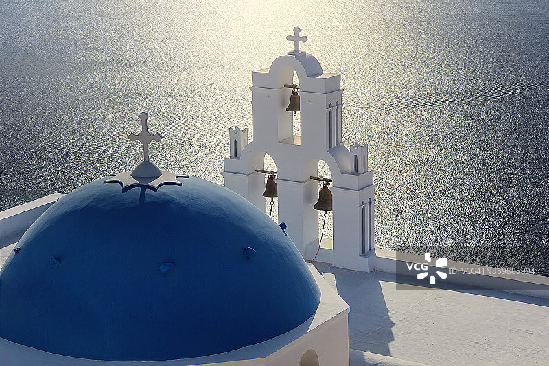 希腊圣托里尼岛的菲拉和蓝穹三钟图片素材