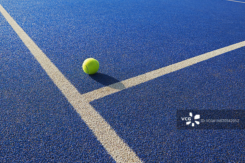 网球和发球线图片素材