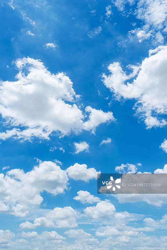 清澈的蓝天作背景，云彩伴背景。图片素材