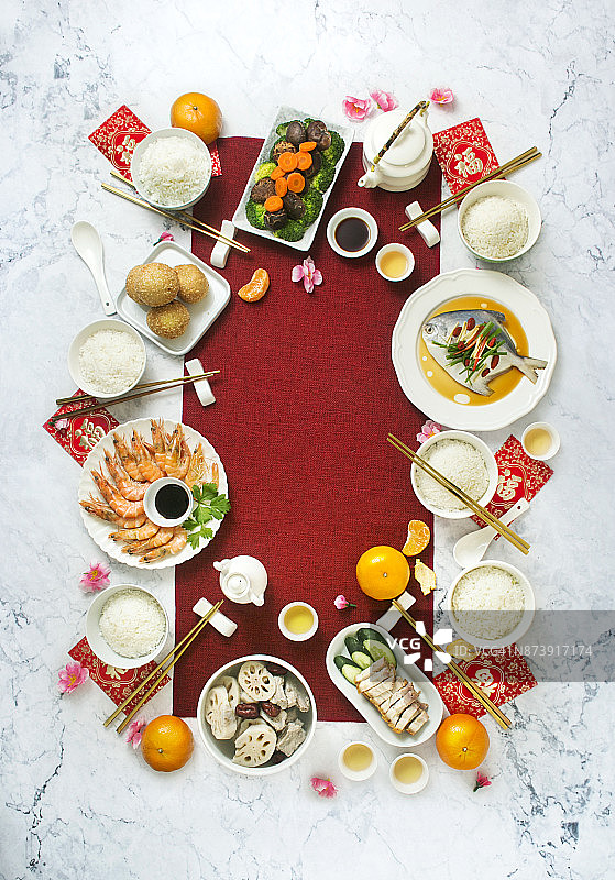 平铺中国新年团圆饭，食物和饮料。大理石顶部背景。图片素材