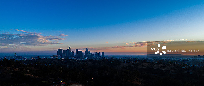 日落时分的洛杉矶市中心天际线全景图片素材