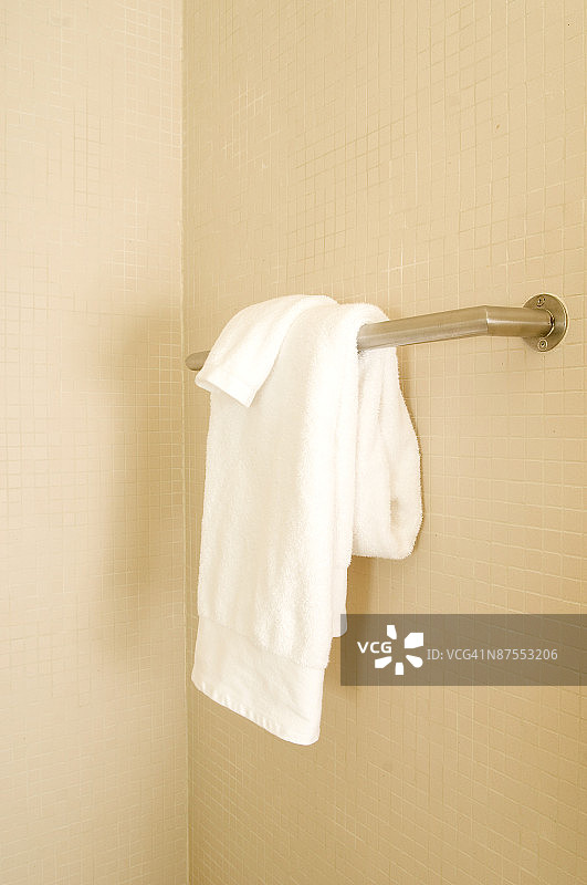 毛巾放在浴室的架子上图片素材