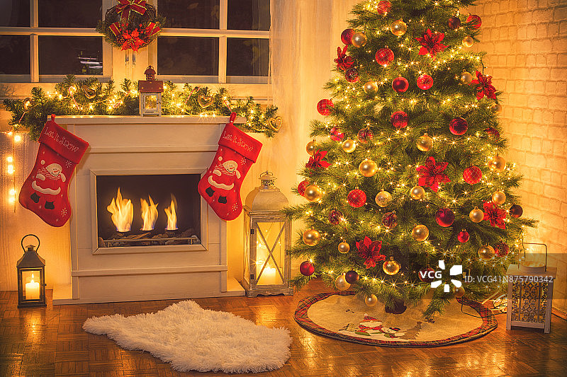 家里壁炉旁的圣诞树图片素材
