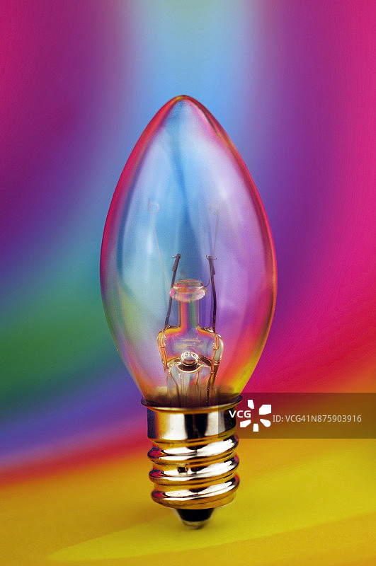 彩虹背景下的小灯泡的特写图片素材