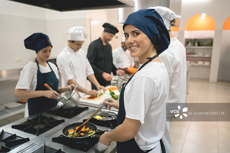 一个女学生在烹饪学院看着镜头微笑的肖像图片素材