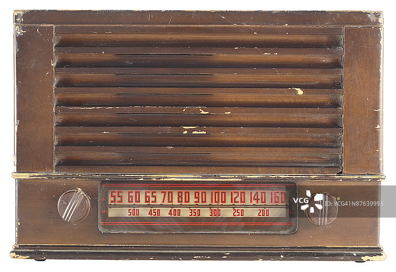 白色背景下旧收音机的特写镜头图片素材