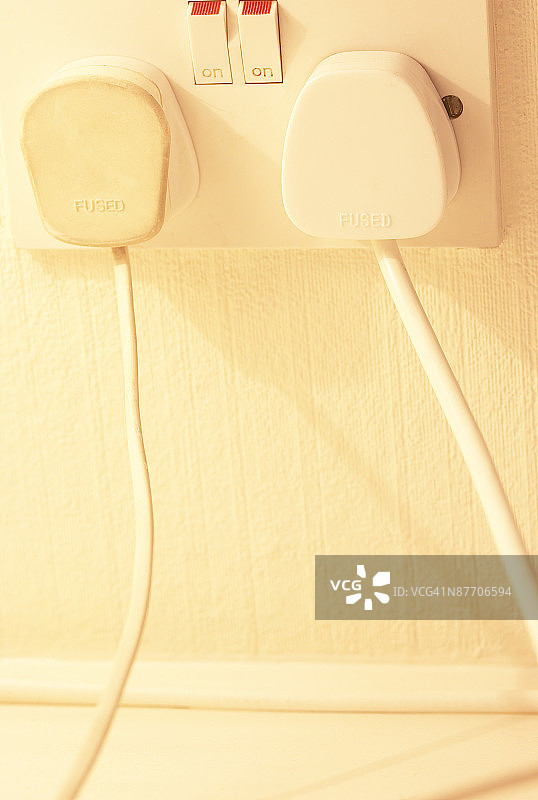 墙上的电源插座有插头和电线图片素材