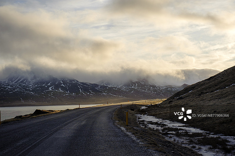 冰岛西部Borgarfjordur蜿蜒的道路和雪山图片素材
