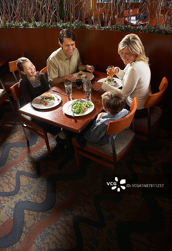 一家四口在餐馆吃饭图片素材