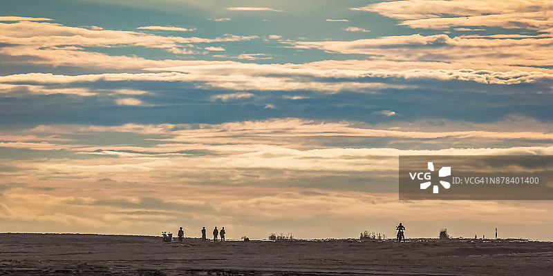 冰岛黑沙上的日落图片素材