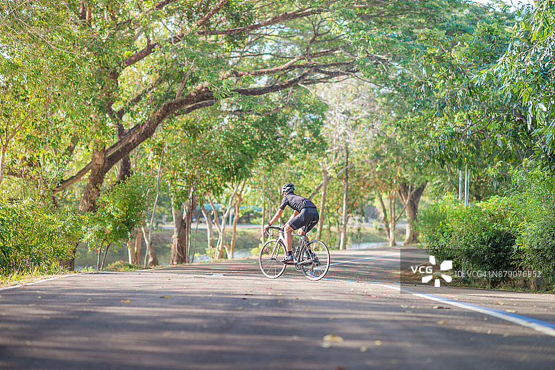 骑自行车的年轻人早上在公园里骑山地车图片素材
