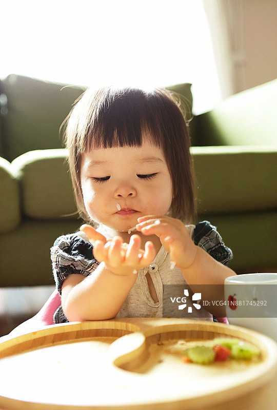 小女孩正在吃饭，特写图片素材