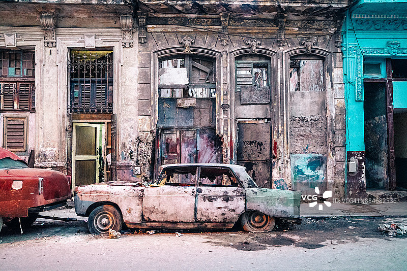 古巴哈瓦那的破旧汽车图片素材
