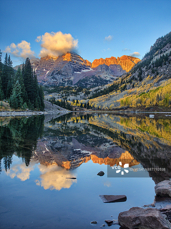 栗色的铃铛反射在湖与秋天的颜色图片素材
