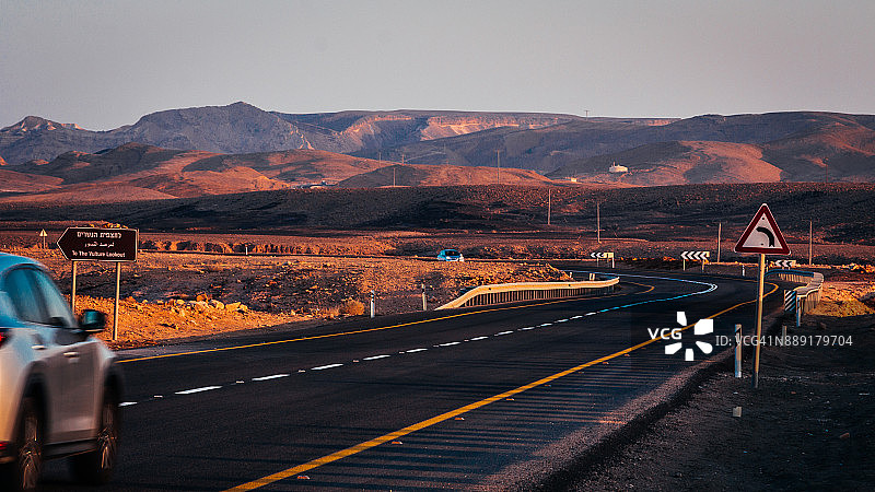 日落时分，高速公路穿过沙漠图片素材
