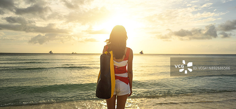 年轻的亚洲女人在海滩上图片素材
