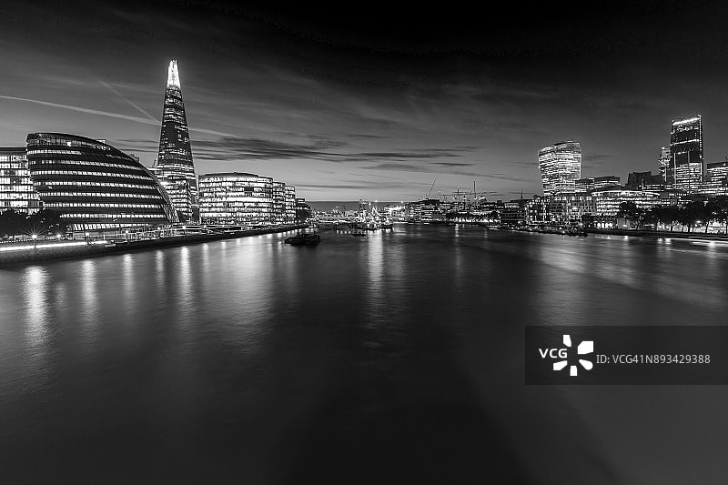 伦敦黑白:泰晤士河附近的天际线(伦敦/英国)图片素材