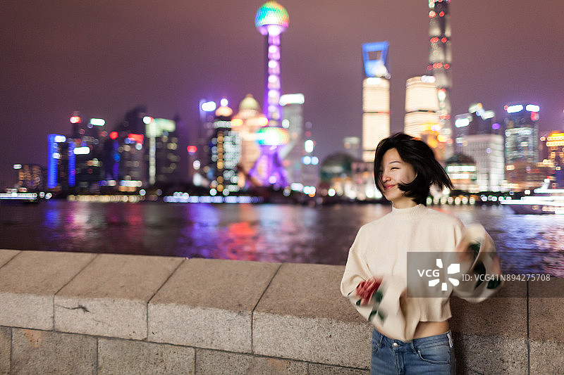 一个年轻的女人在上海的外滩，中国-东亚，图片素材
