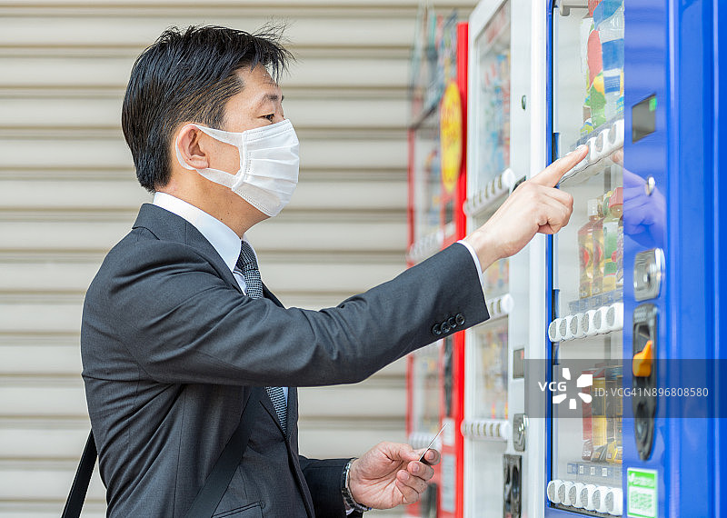 在日本东京的一台自动售货机中选购图片素材
