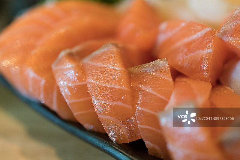 近距离拍摄生鱼片日本食物，油甘鱼，鲑鱼和扇贝图片素材