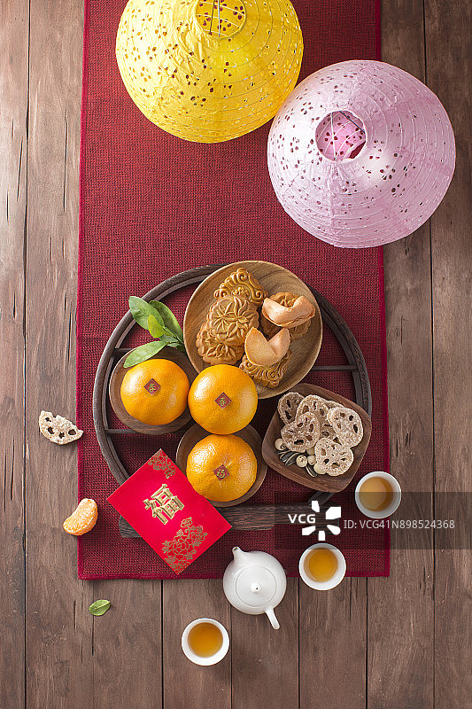 平铺了中国新年吃喝的静物。图片素材