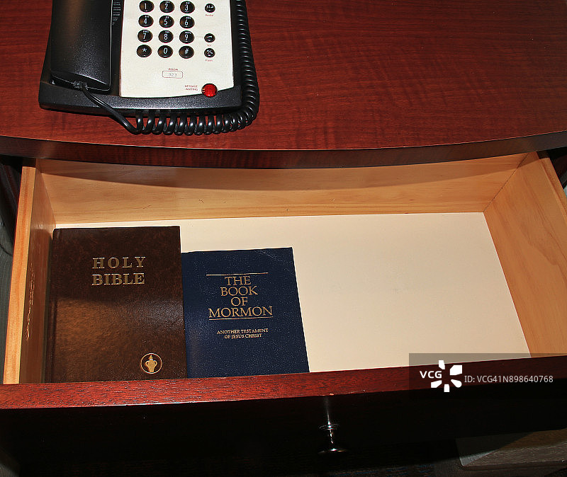 《摩门经》和《圣经》就藏在酒店床头柜打开的抽屉里图片素材