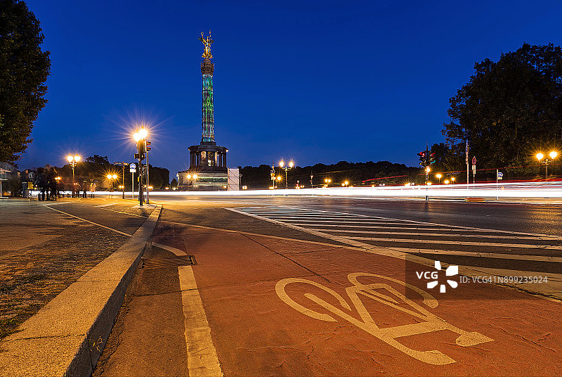 柏林自行车道，靠近德国首都柏林著名的胜利柱(Siegessäule)(柏林蒂尔加滕区)图片素材