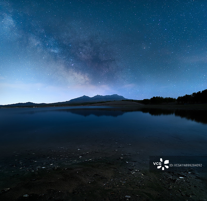 夜空山湖和银河系图片素材