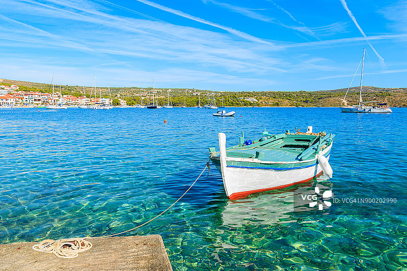 克罗地亚，达尔马提亚，一艘渔船停泊在滨海小镇图片素材