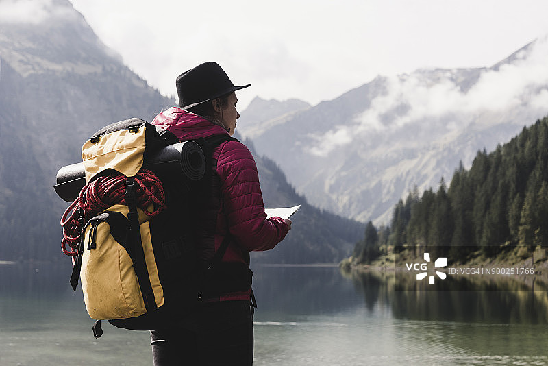 奥地利，蒂罗尔，阿尔卑斯山，徒步者站在山上的湖图片素材