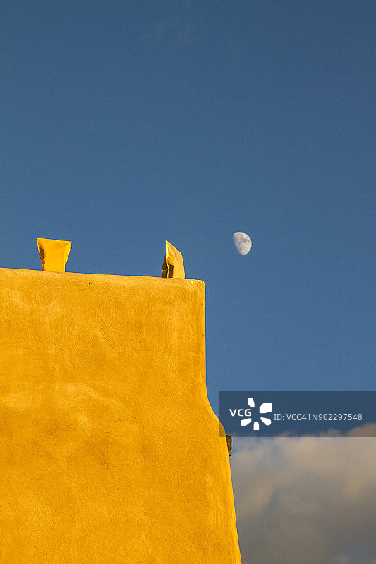 拉方达酒店和蓝天上的月亮。图片素材
