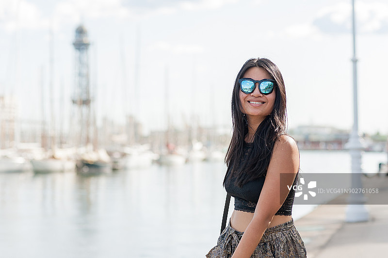 时尚的年轻女子放松在地中海的海岸线在莫尔德拉富斯塔图片素材