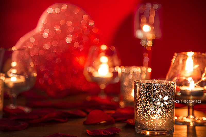情人节的浪漫有红心、蜡烛和玫瑰花瓣。图片素材