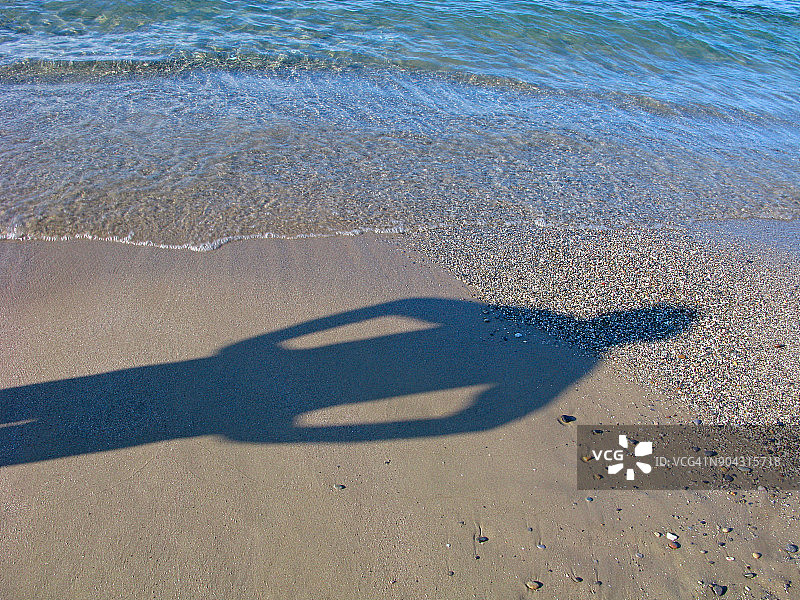 沙滩上一个男人的影子图片素材