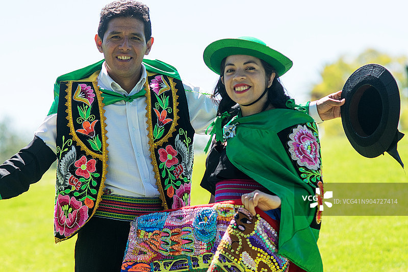 穿着秘鲁传统服装的舞伴图片素材