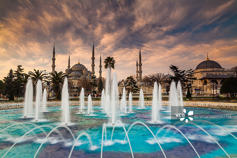 日落时分的蓝色清真寺(苏丹艾哈迈德·卡米)，土耳其伊斯坦布尔图片素材