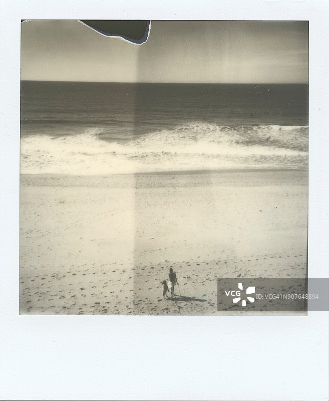 海滩和两个人的宝丽来照片图片素材