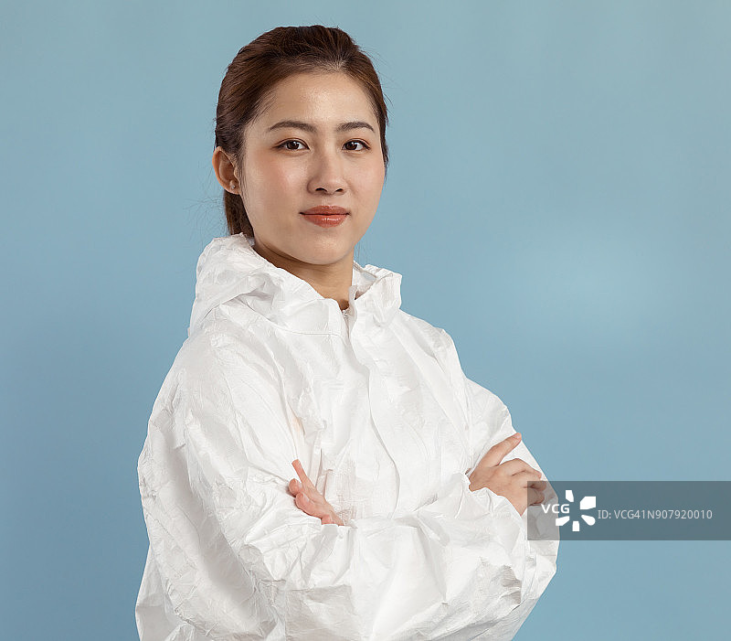 穿着隔离服的亚洲女科学家的肖像，摄影棚拍摄图片素材