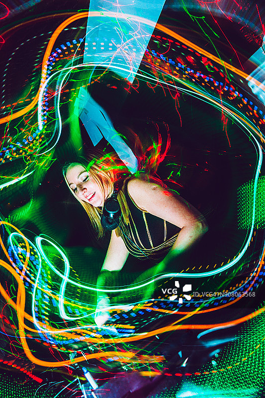 女DJ艺术家混合音乐在科技派对图片素材