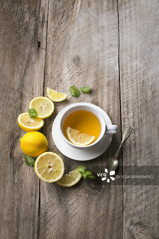 一杯柠檬薄荷茶在乡村木制背景。图片素材