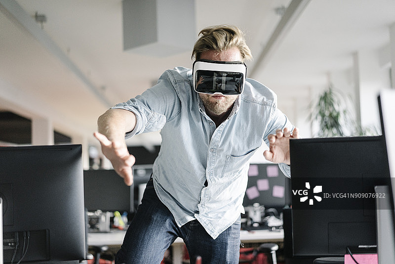 商人在办公室里戴着VR眼镜图片素材