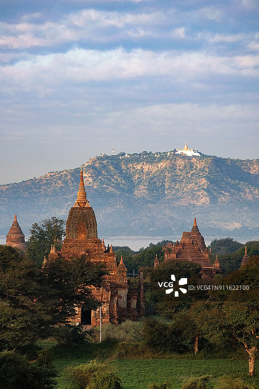 缅甸曼德勒蒲甘古城日出时美丽的古塔风景图片素材