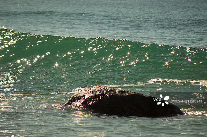 兰扎达海滩冲浪时的海浪图片素材