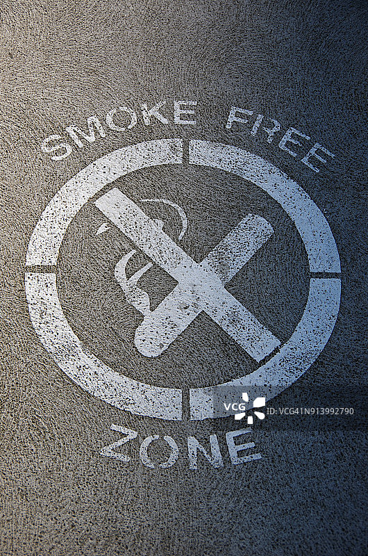 水泥人行道上的无烟区标志图片素材