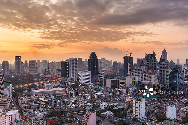 鸟瞰图曼谷市区现代办公大楼与日出时间图片素材