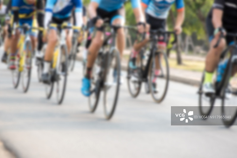 自行车比赛，自行车运动员高速骑行/模糊焦点图片素材