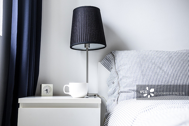 白色深蓝极简主义卧室设计图片素材