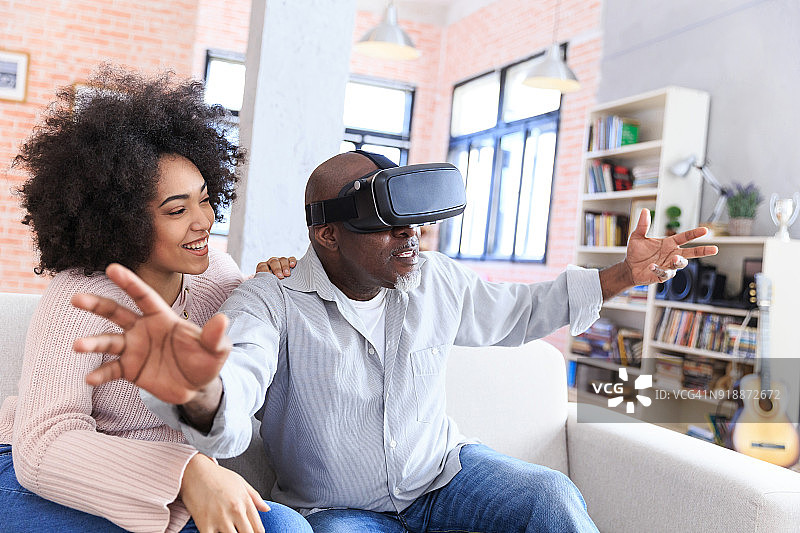 混合种族家庭玩VR图片素材